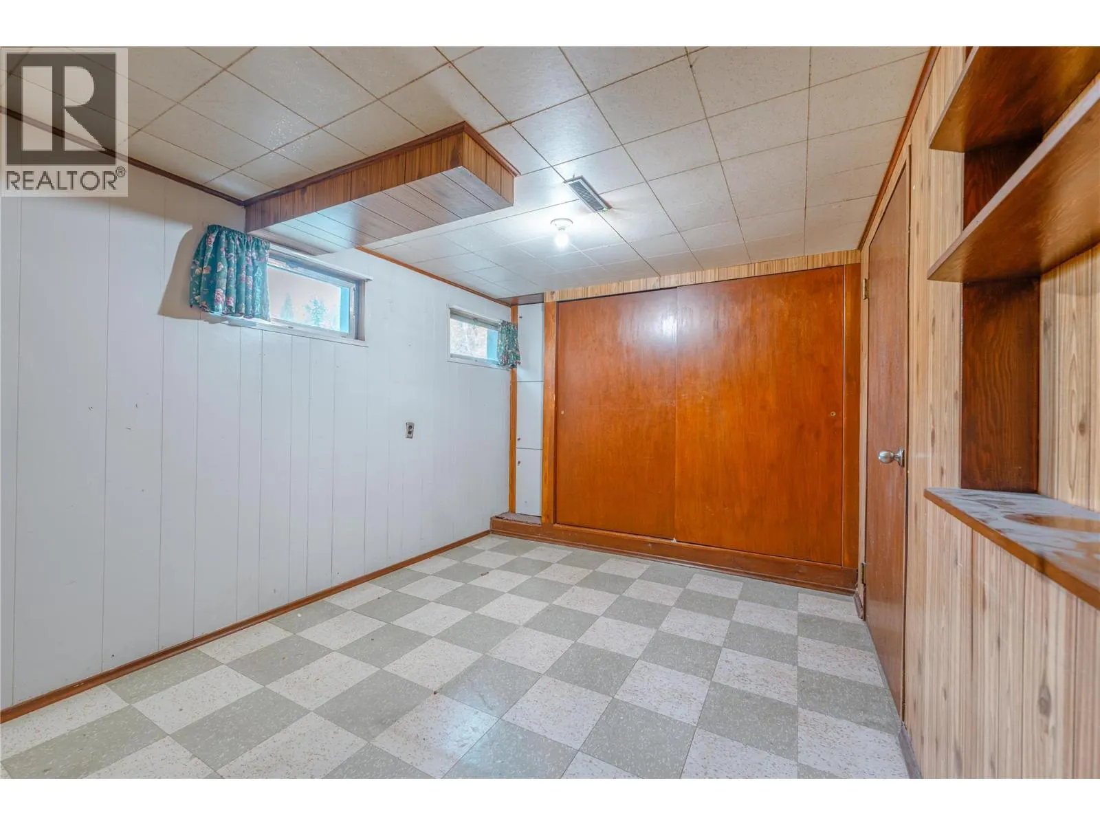 1003 Victoria Road