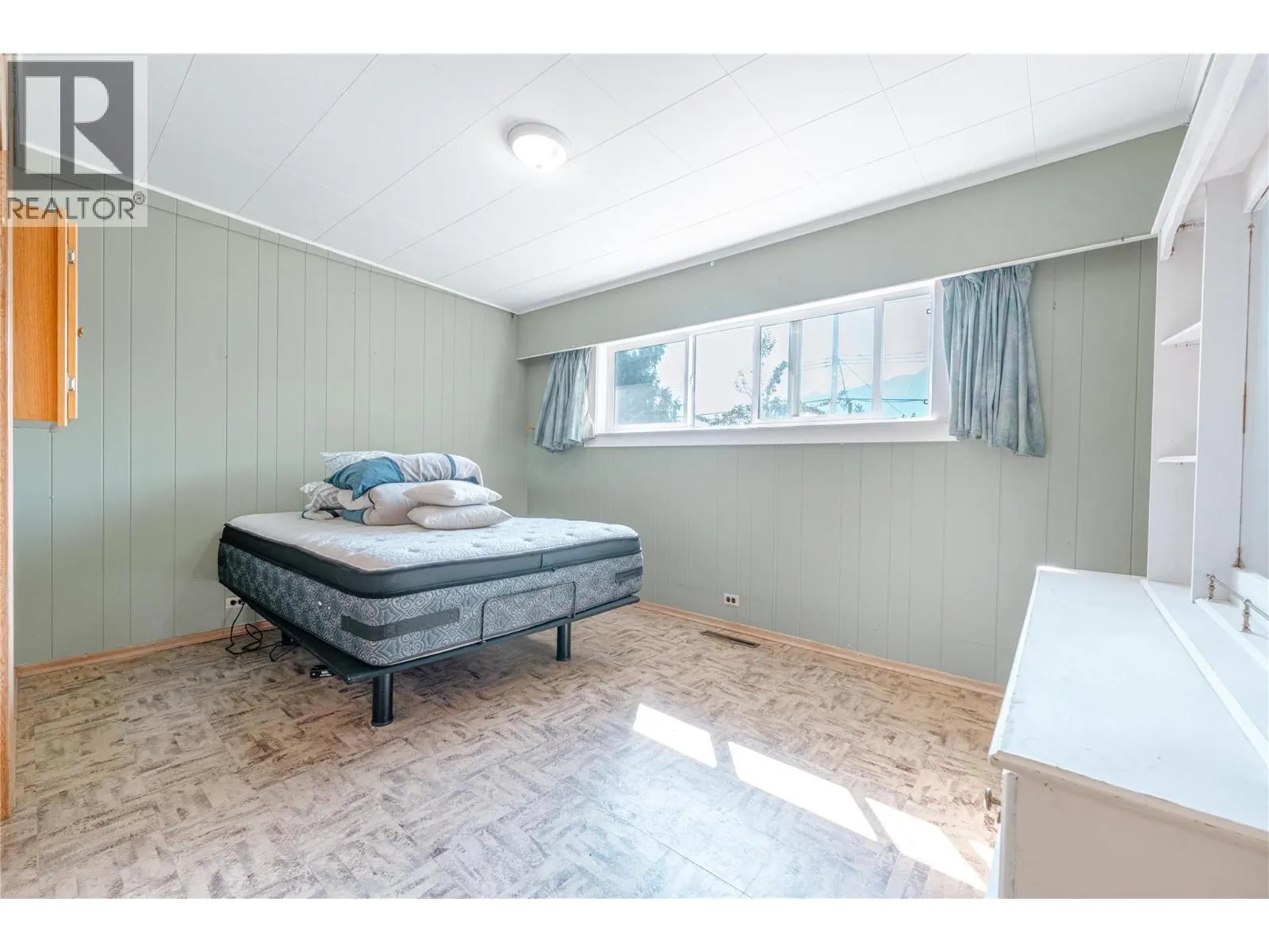 1003 Victoria Road