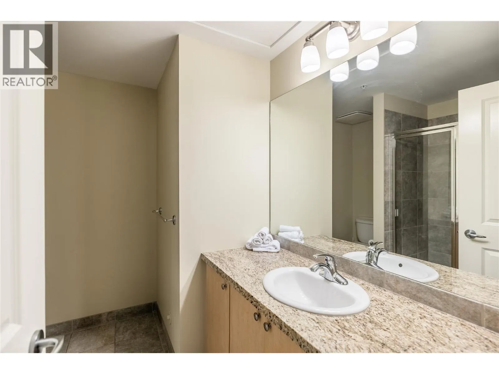 4205 Gellatly Road Unit# 301