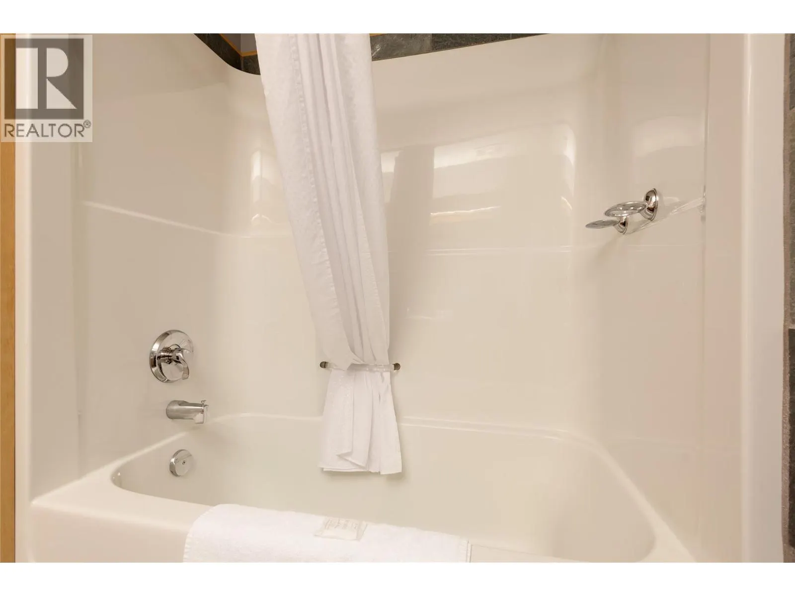 5335 Big White Road Unit# 401