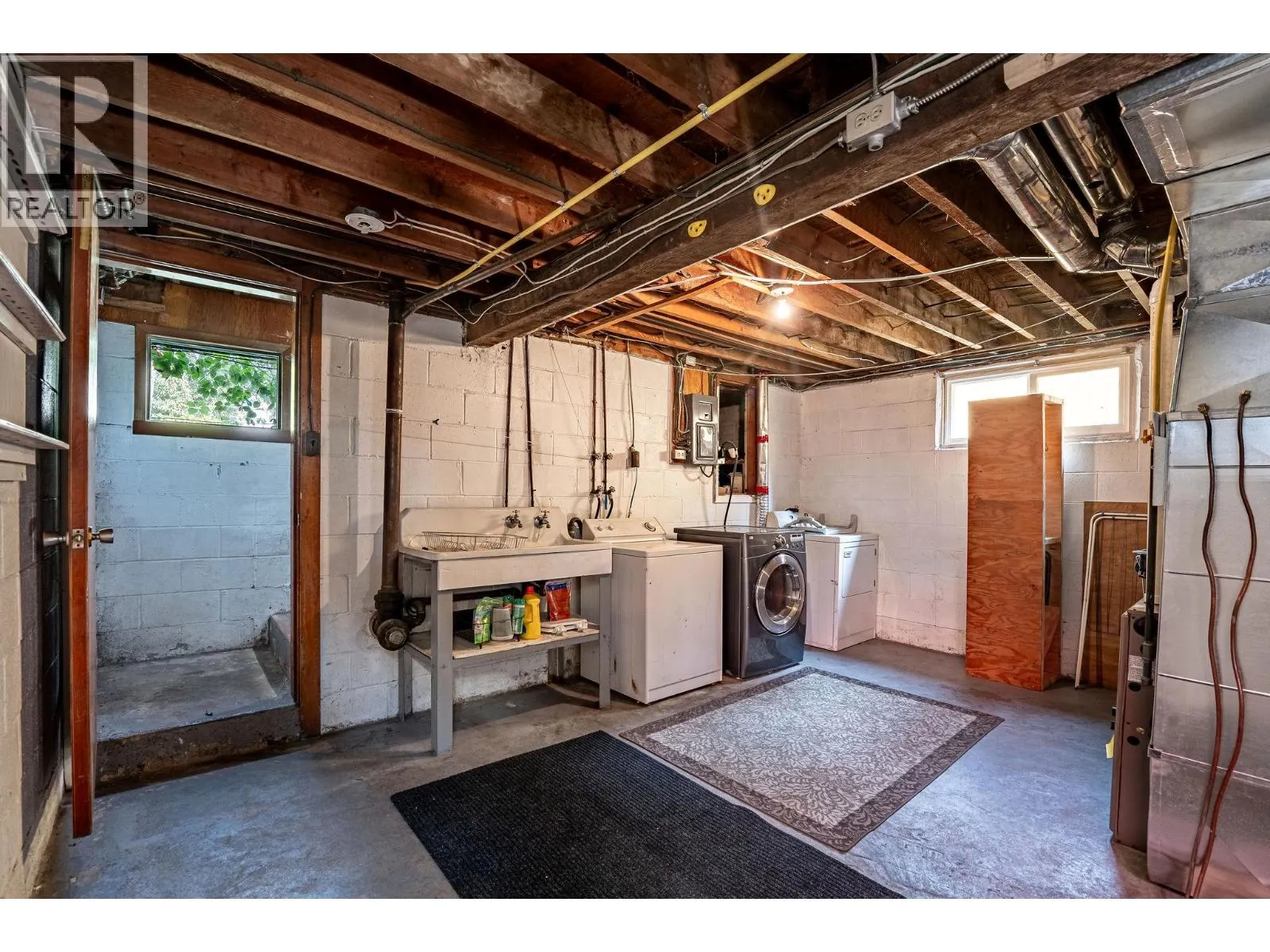 910 Second Street W
