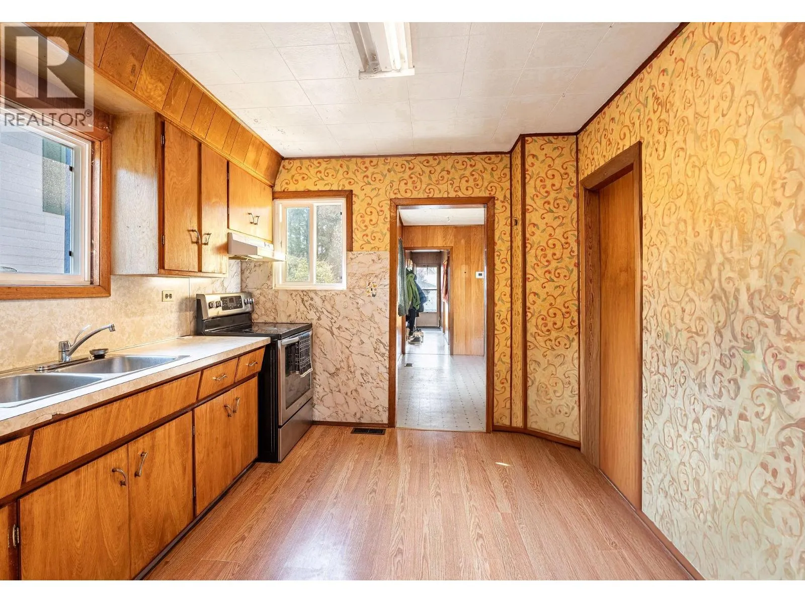 910 Second Street W