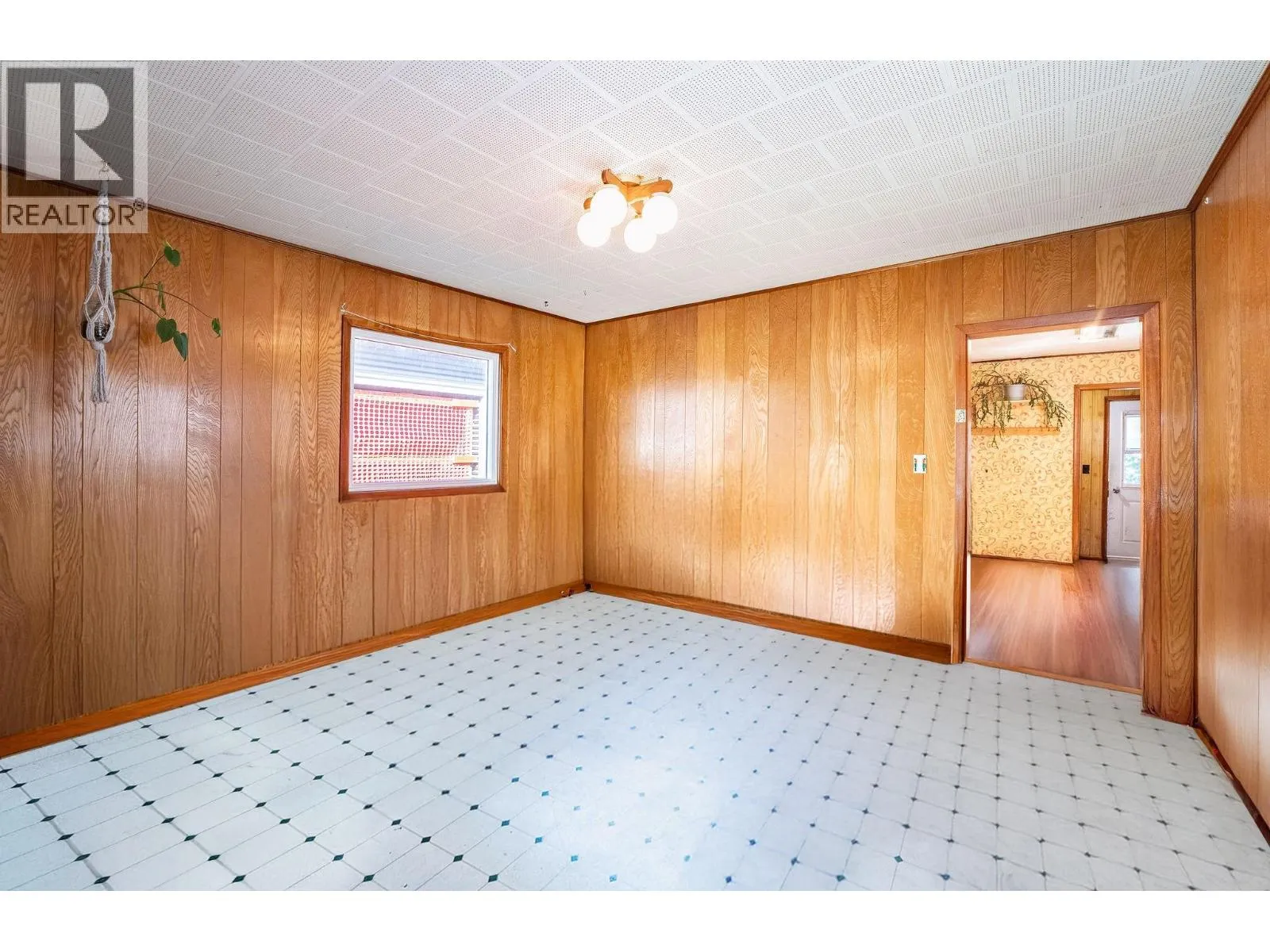 910 Second Street W