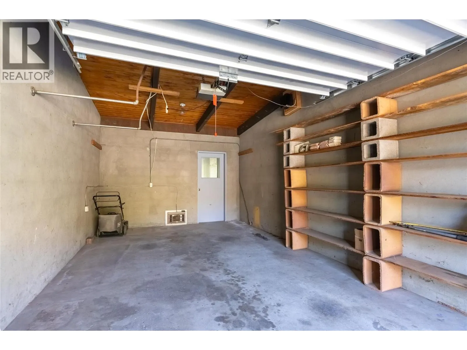 840/842 Collins Road