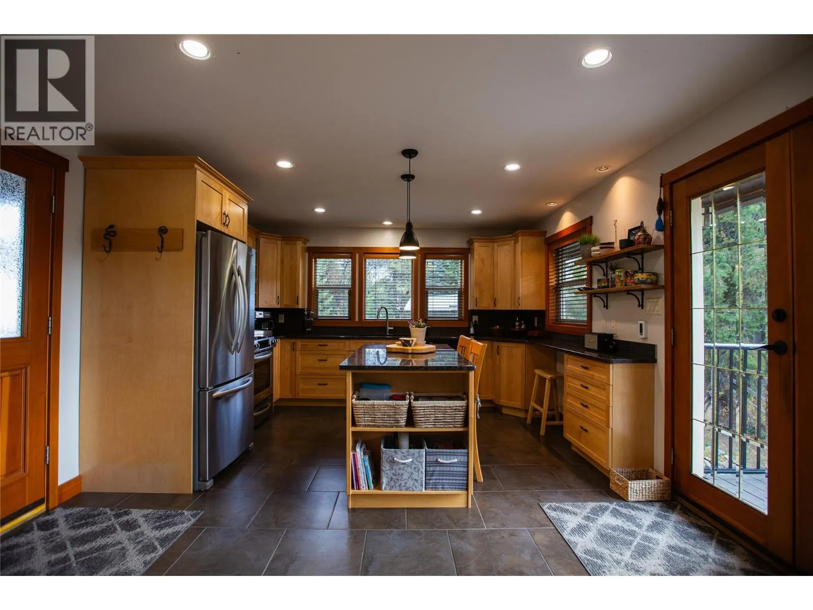 3306 Krestova Road