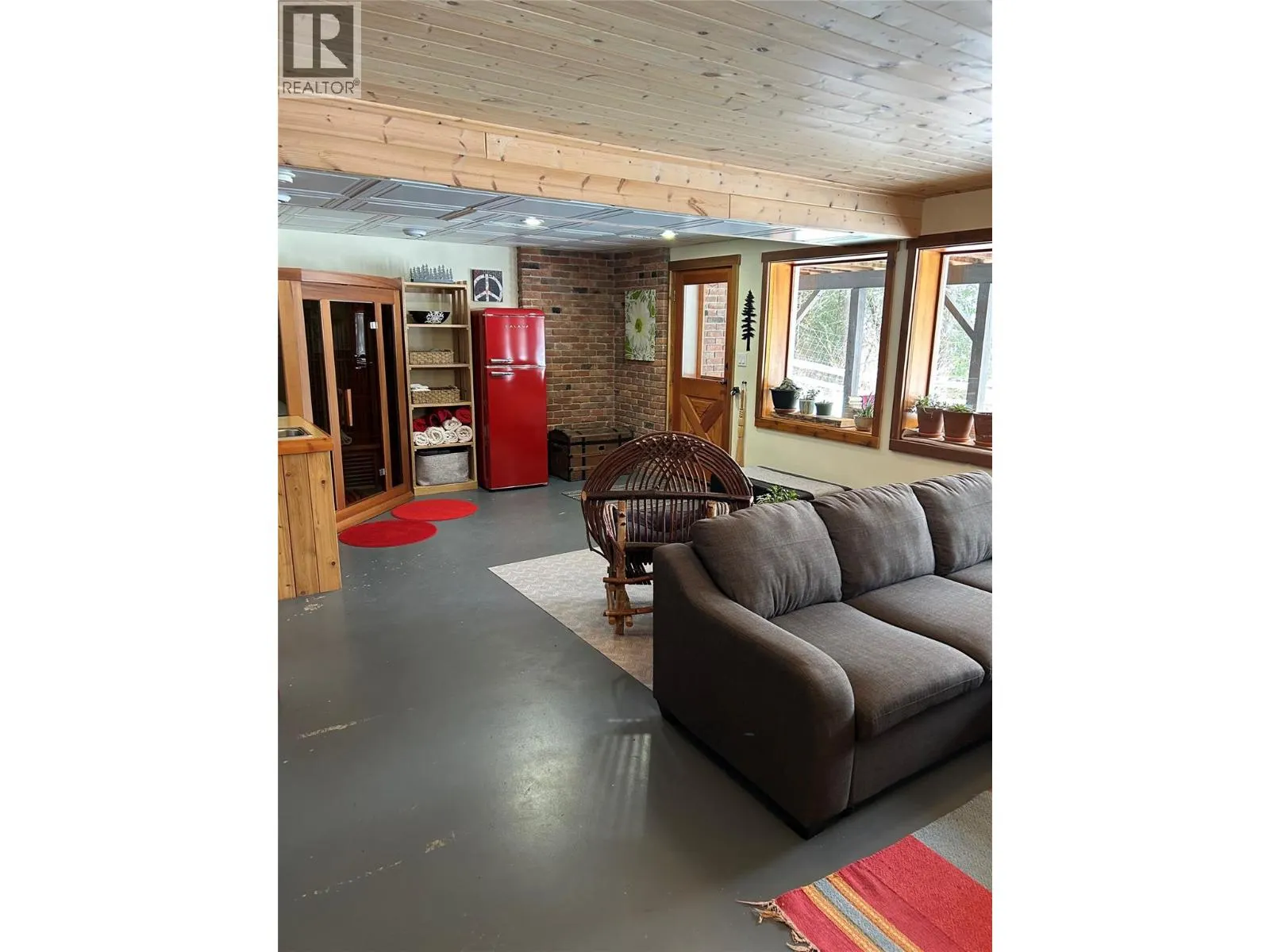 3306 Krestova Road