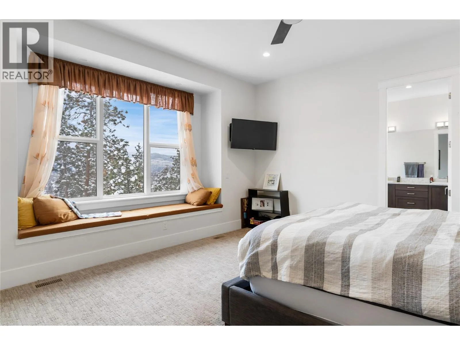 1325 Sladen Crescent
