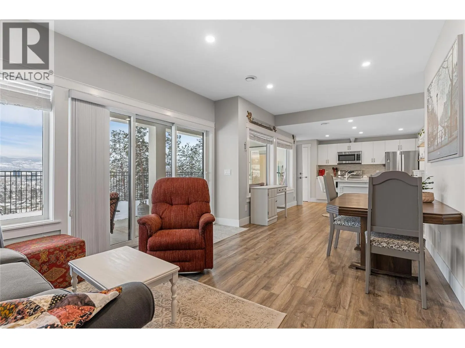 1325 Sladen Crescent