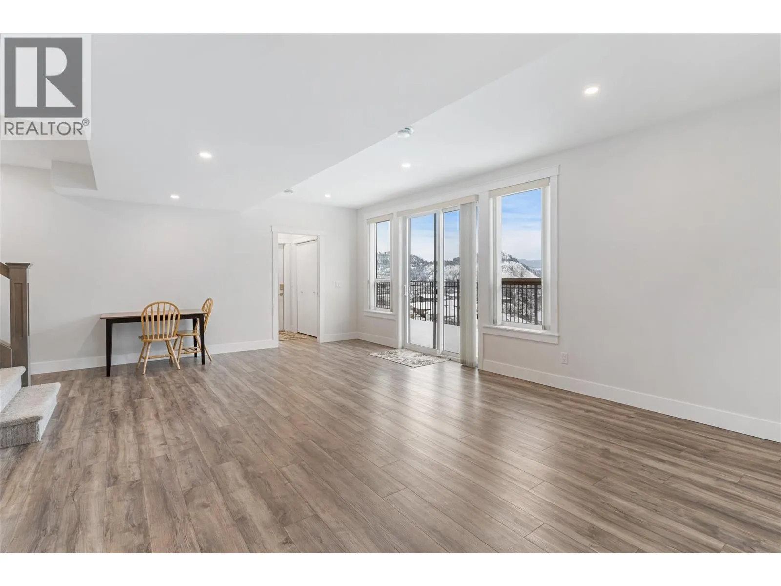 1325 Sladen Crescent