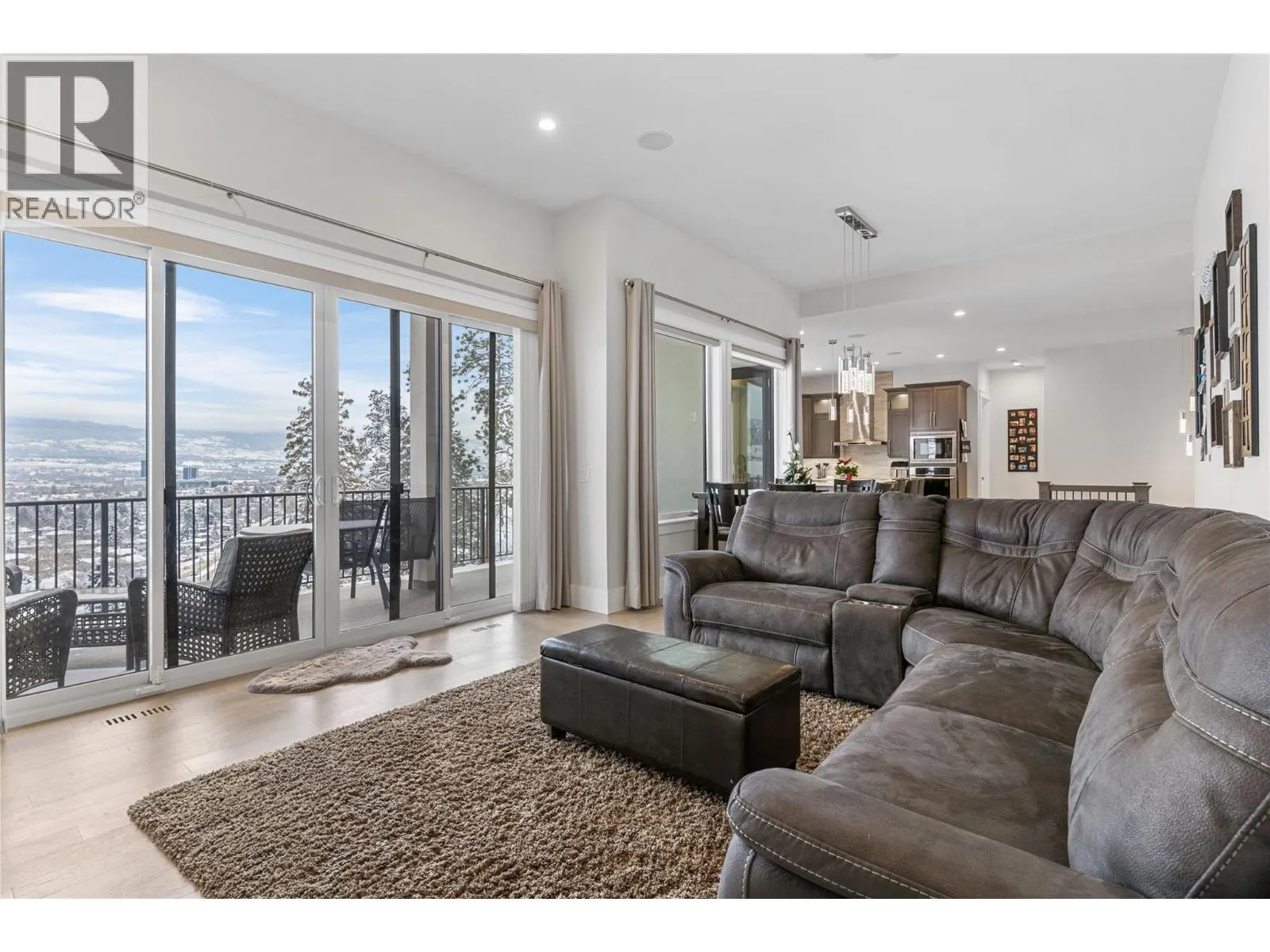 1325 Sladen Crescent