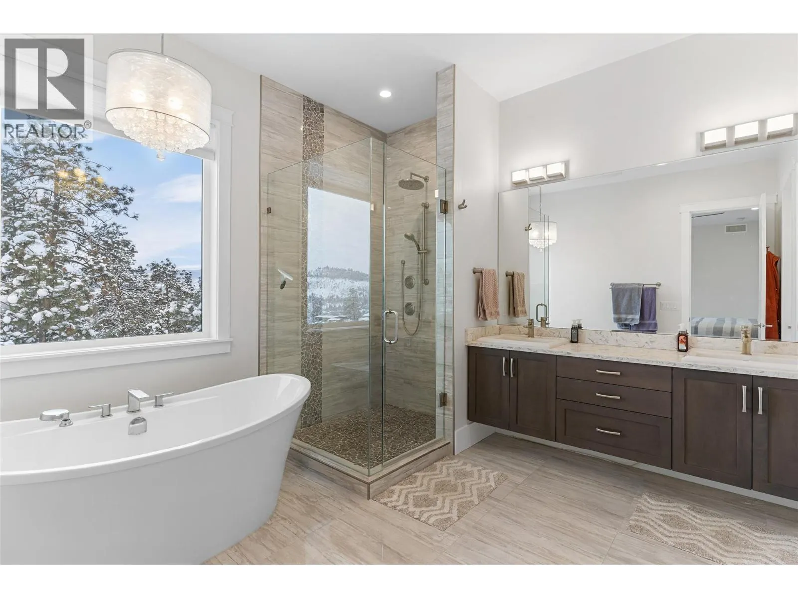 1325 Sladen Crescent