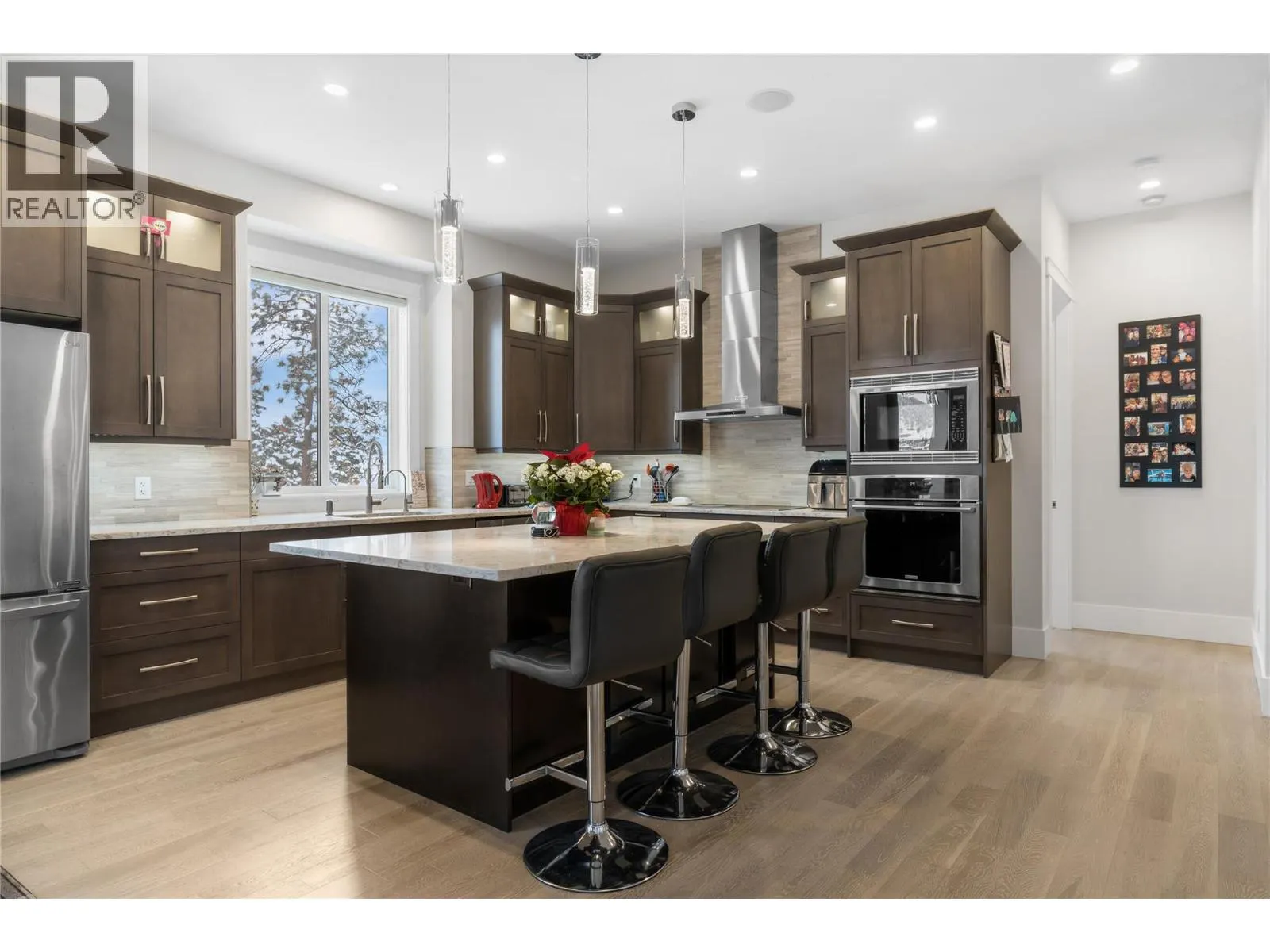 1325 Sladen Crescent