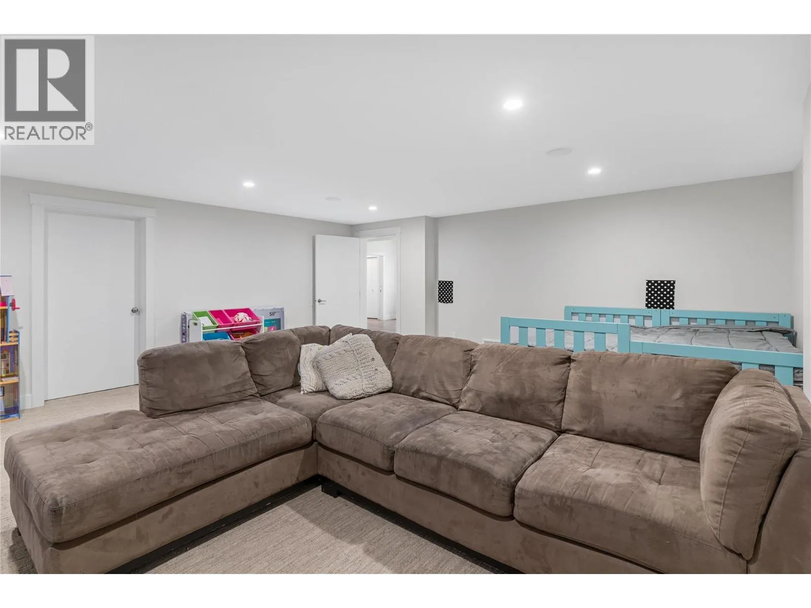 1325 Sladen Crescent