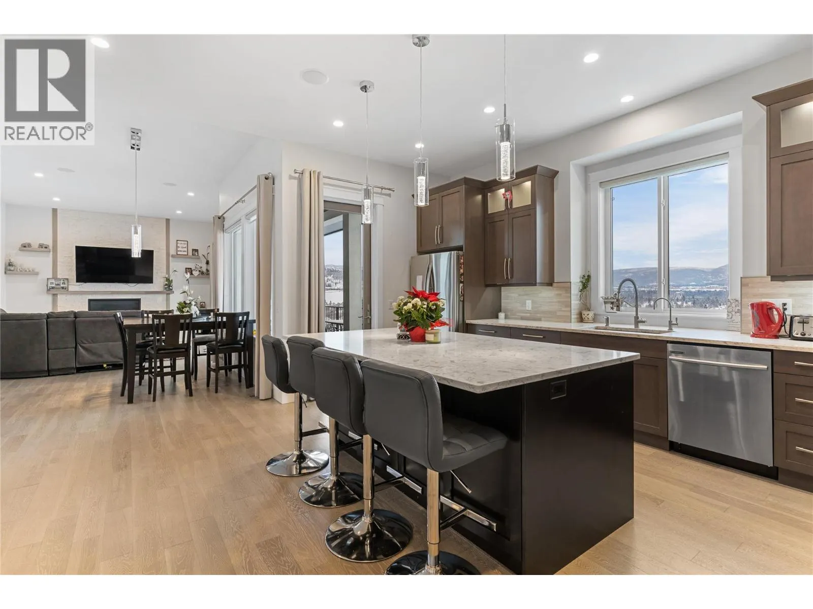 1325 Sladen Crescent
