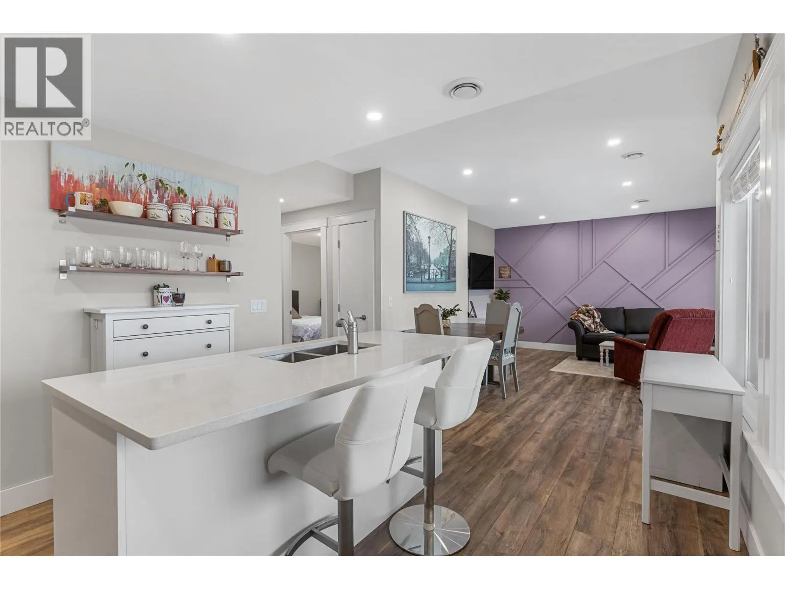 1325 Sladen Crescent