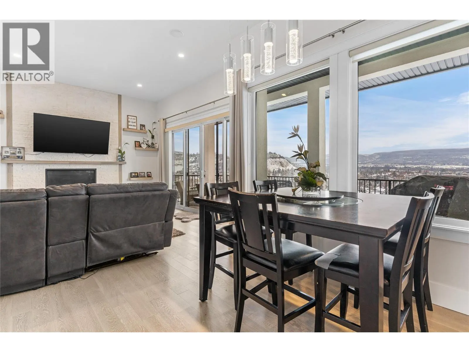 1325 Sladen Crescent
