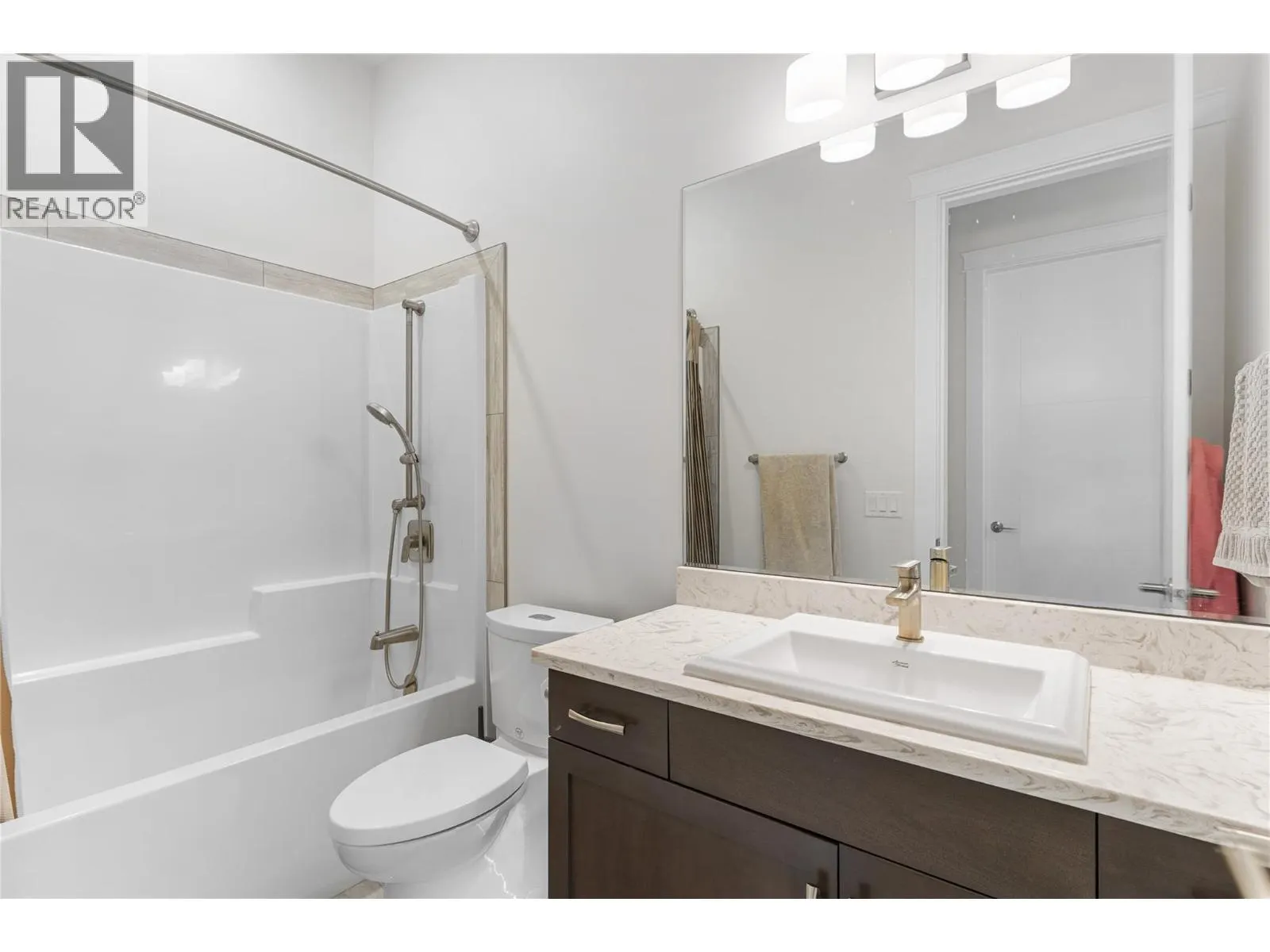 1325 Sladen Crescent