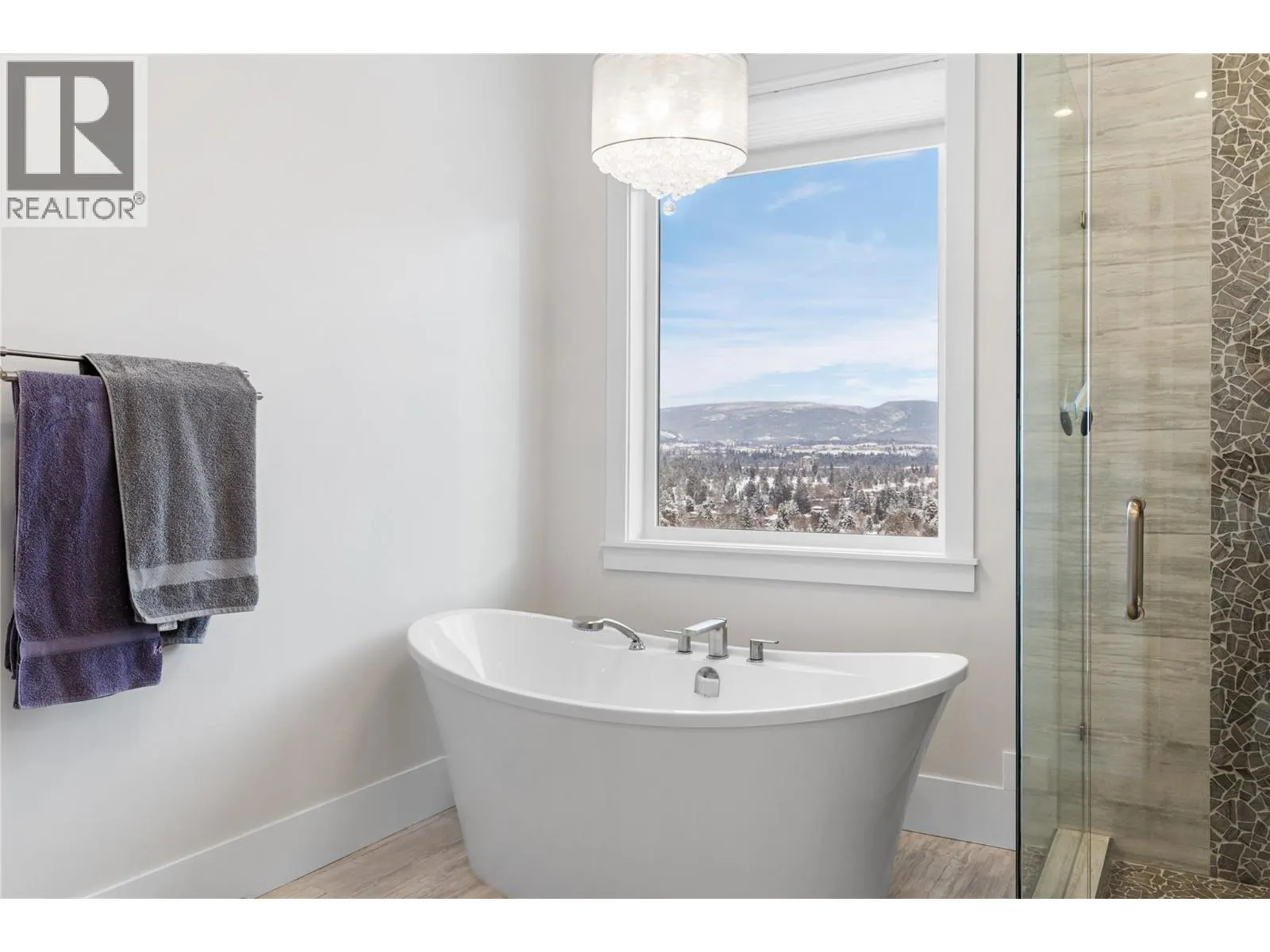 1325 Sladen Crescent