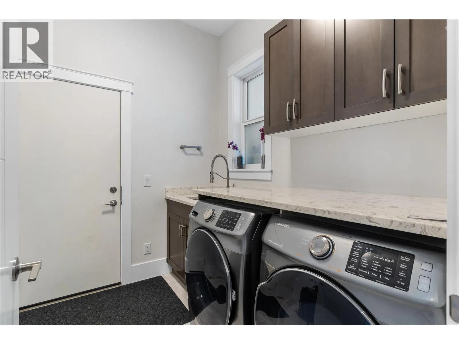 1325 Sladen Crescent