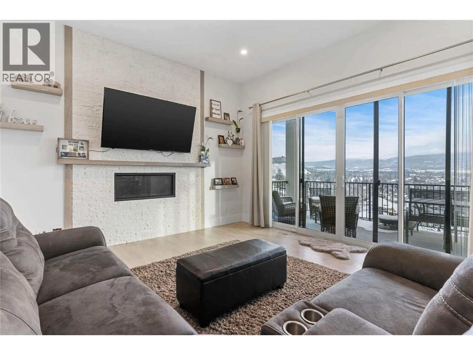 1325 Sladen Crescent