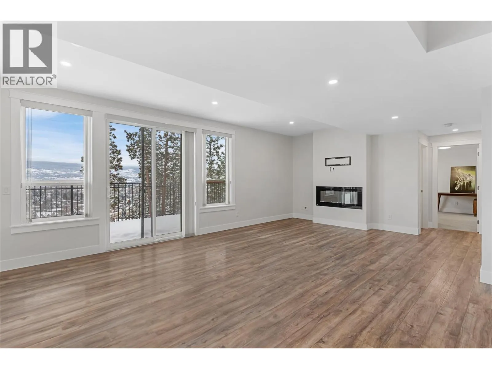 1325 Sladen Crescent