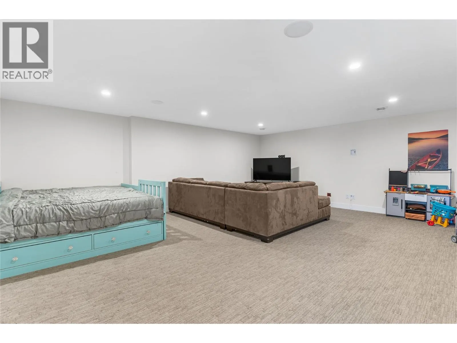 1325 Sladen Crescent