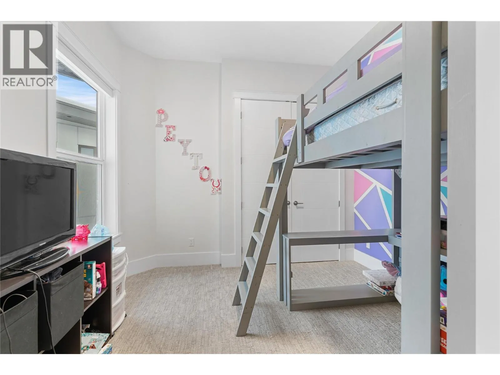 1325 Sladen Crescent