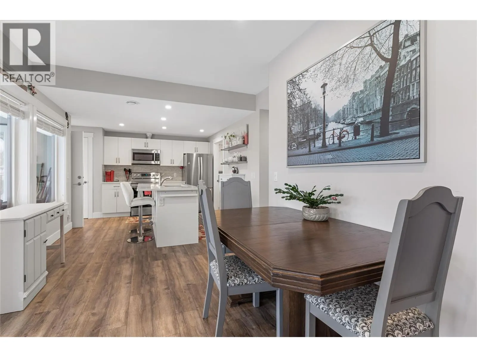 1325 Sladen Crescent