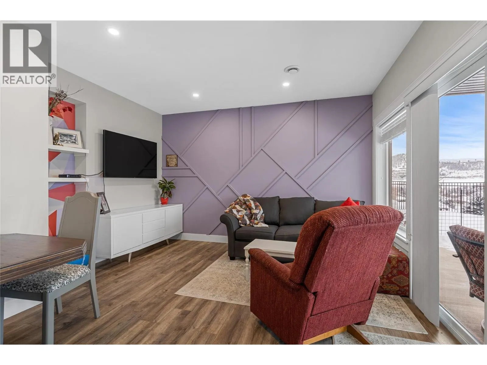 1325 Sladen Crescent