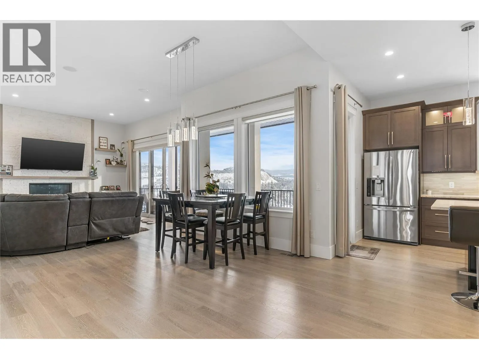 1325 Sladen Crescent