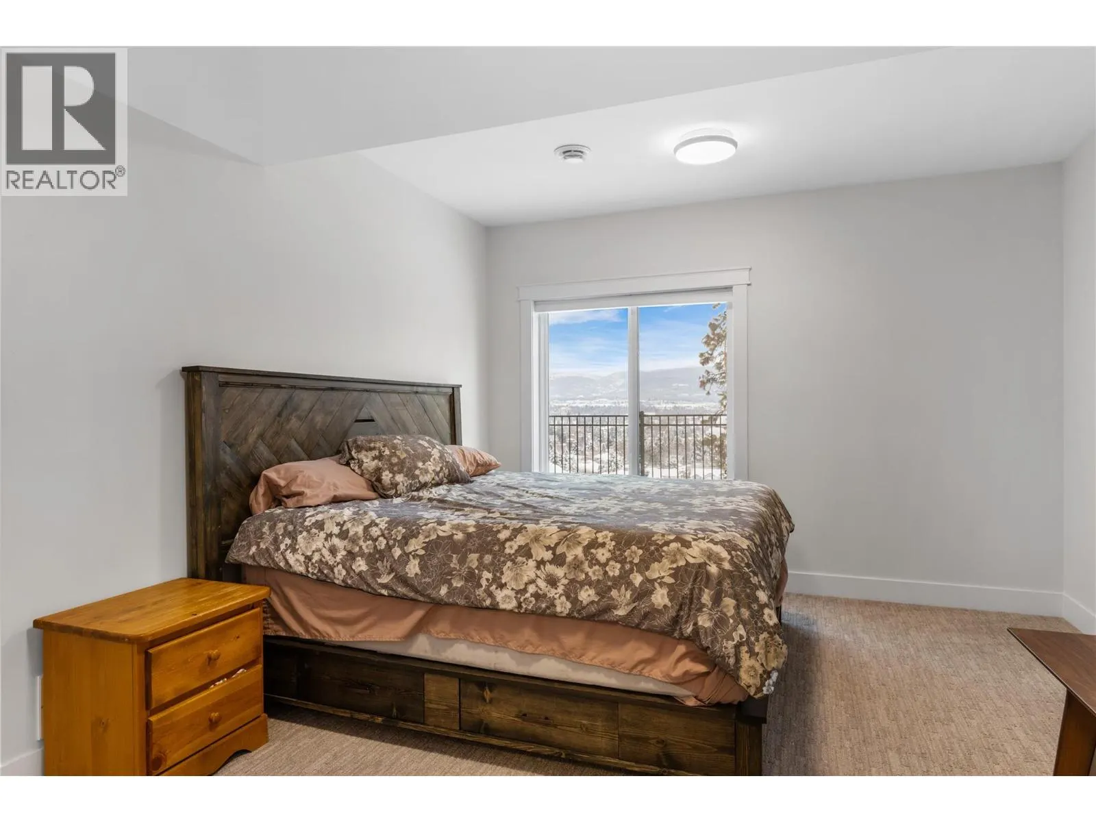 1325 Sladen Crescent