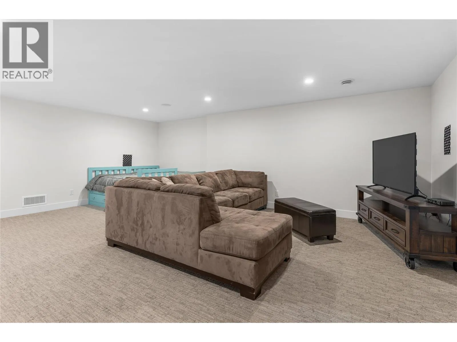 1325 Sladen Crescent