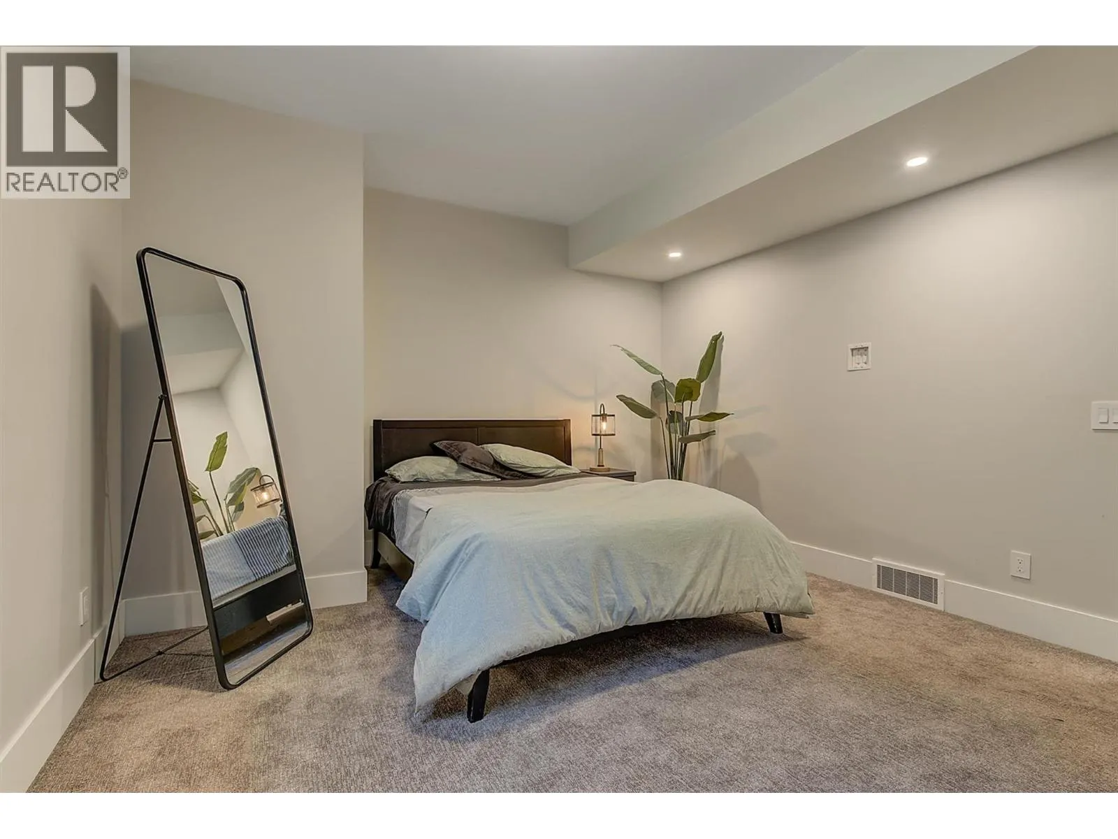 1612 Vincent Place
