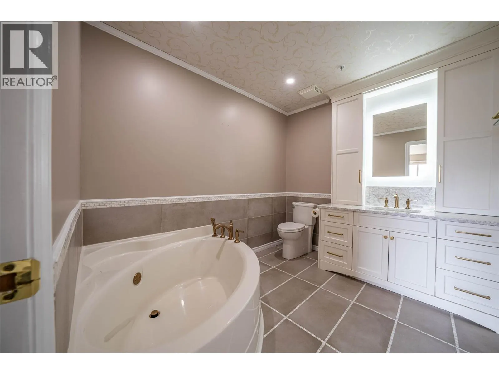 6805 COTTONWOOD Drive Unit# 300