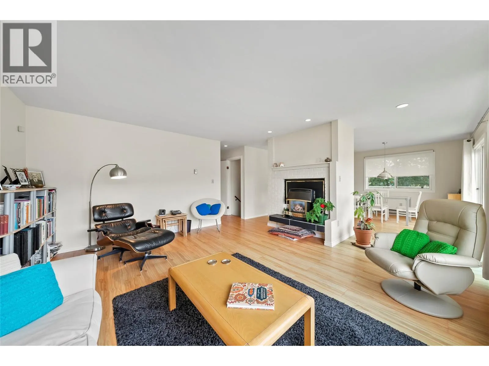 1225 Bay Drive