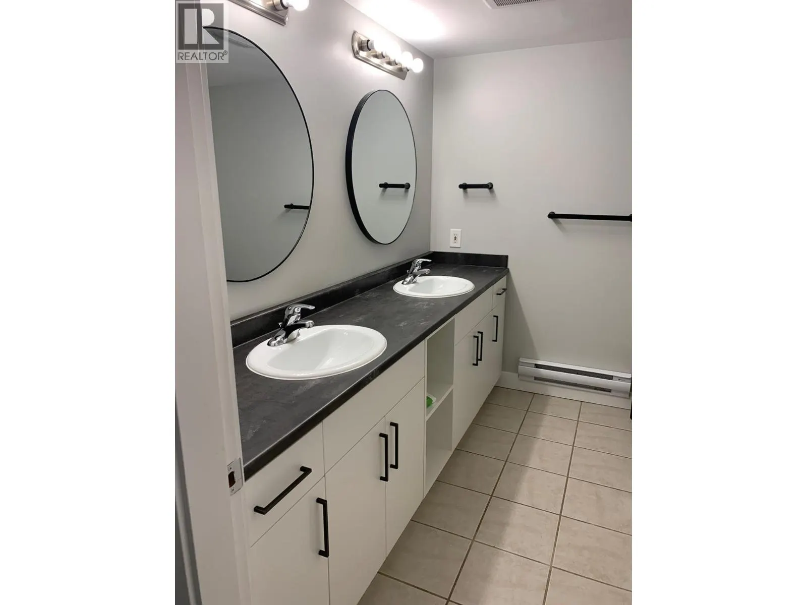1320 SELKIRK Avenue Unit# 4