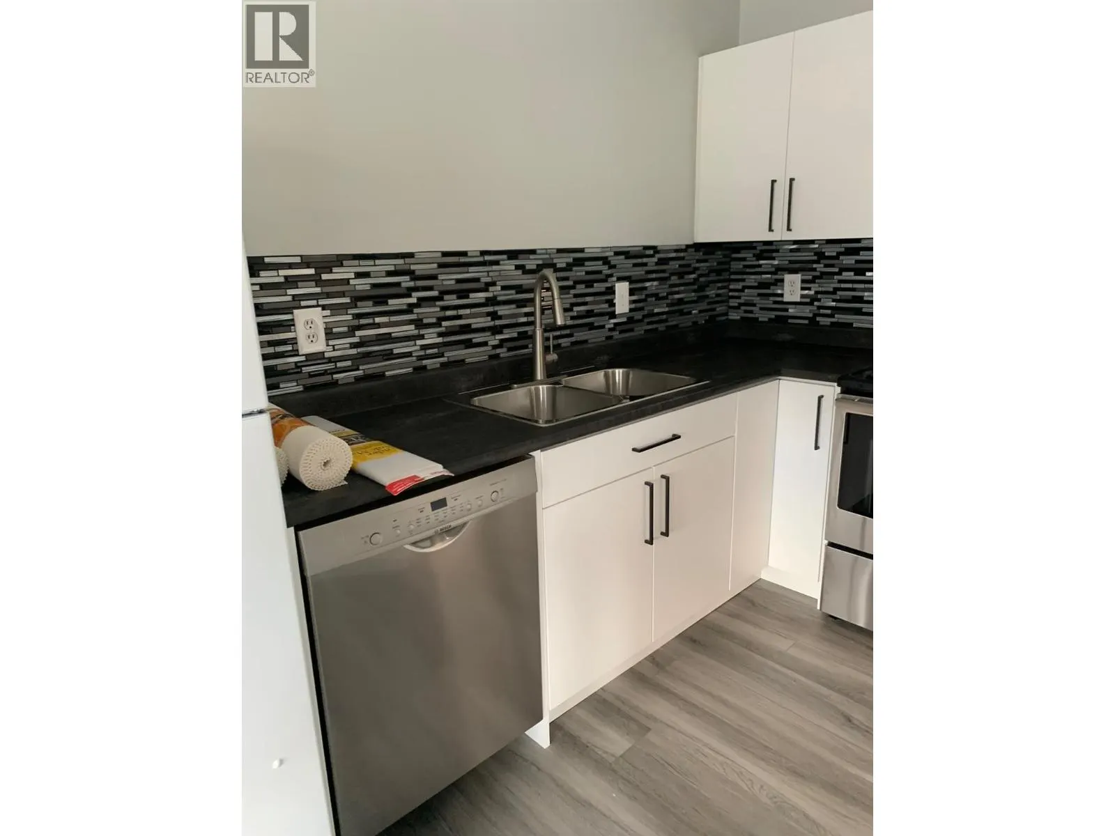 1320 SELKIRK Avenue Unit# 4