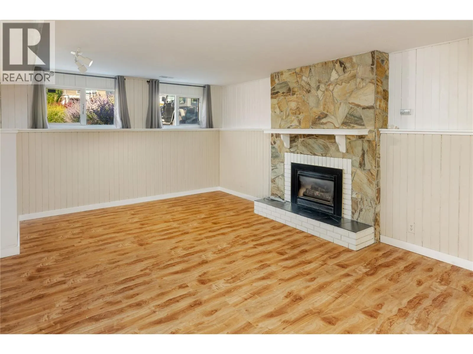 833 HAWTHORNE Road