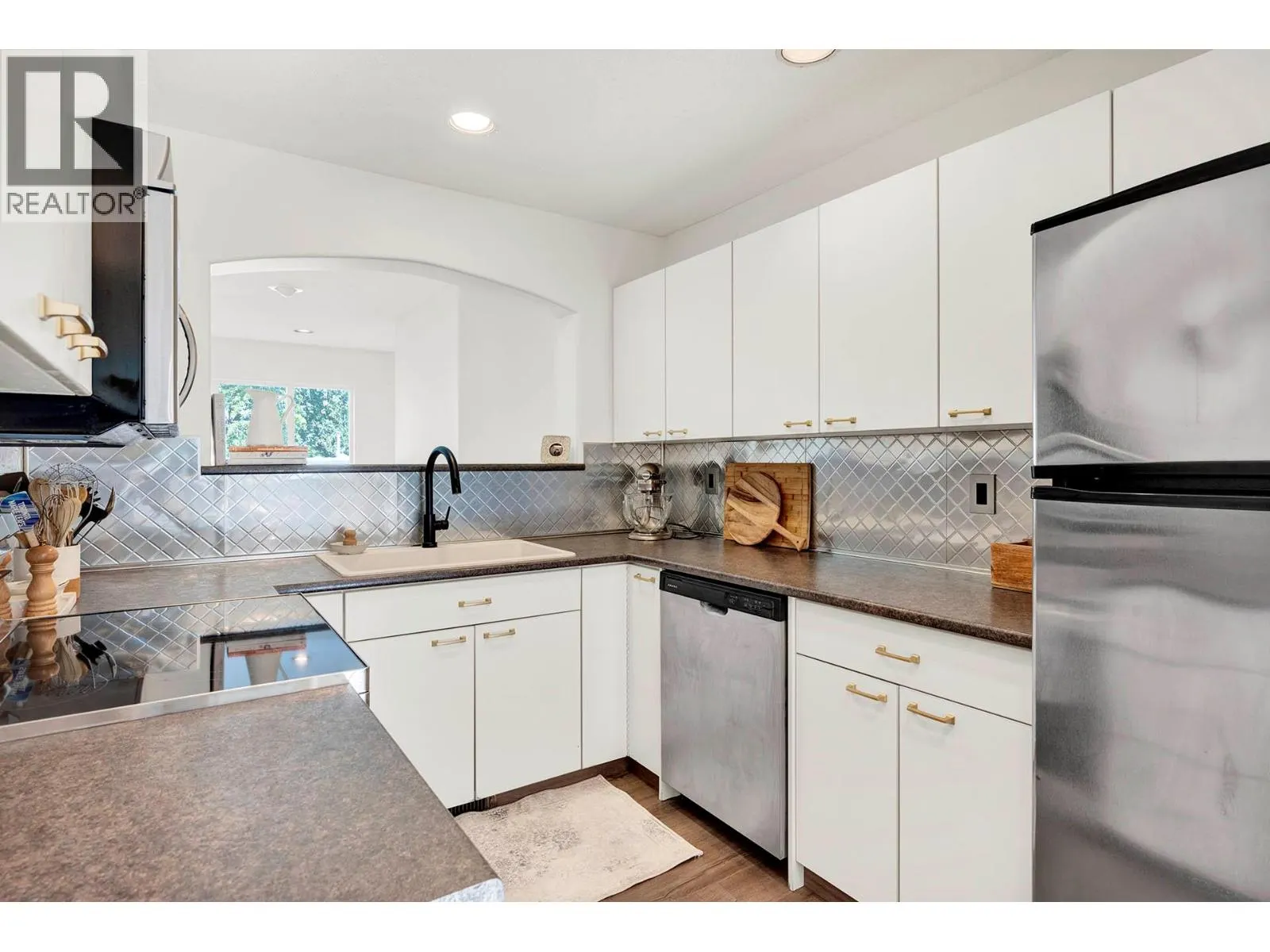 411 ABERDEEN Drive Unit# 22