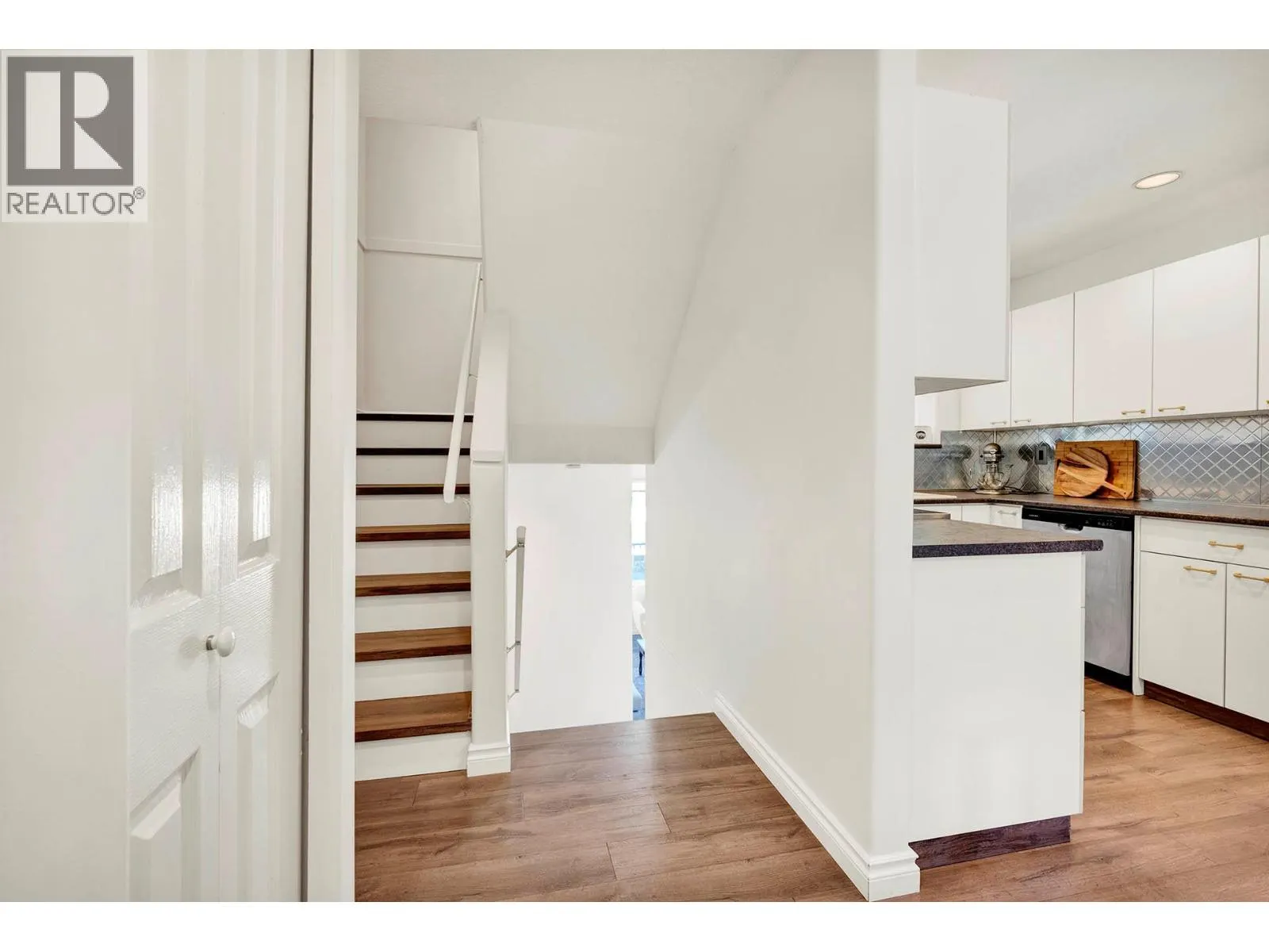 411 ABERDEEN Drive Unit# 22