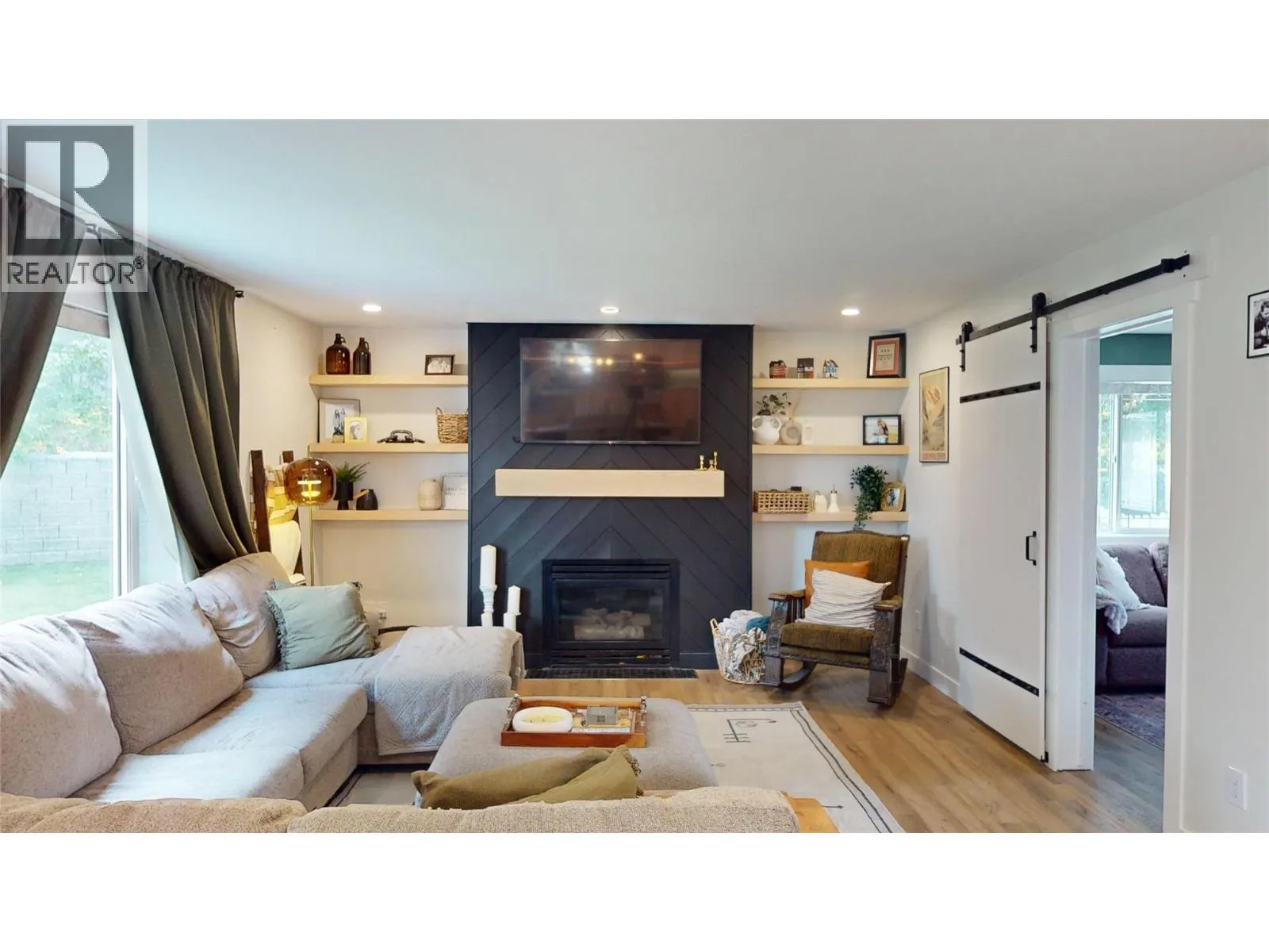 1646 MT PYRAMID Crescent