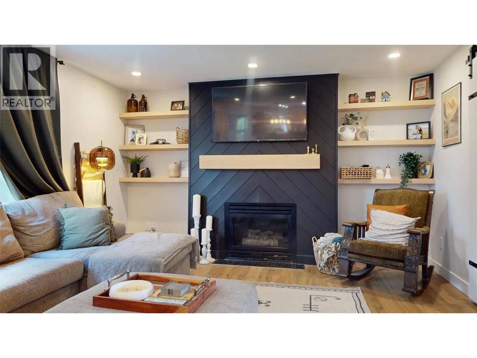 1646 MT PYRAMID Crescent
