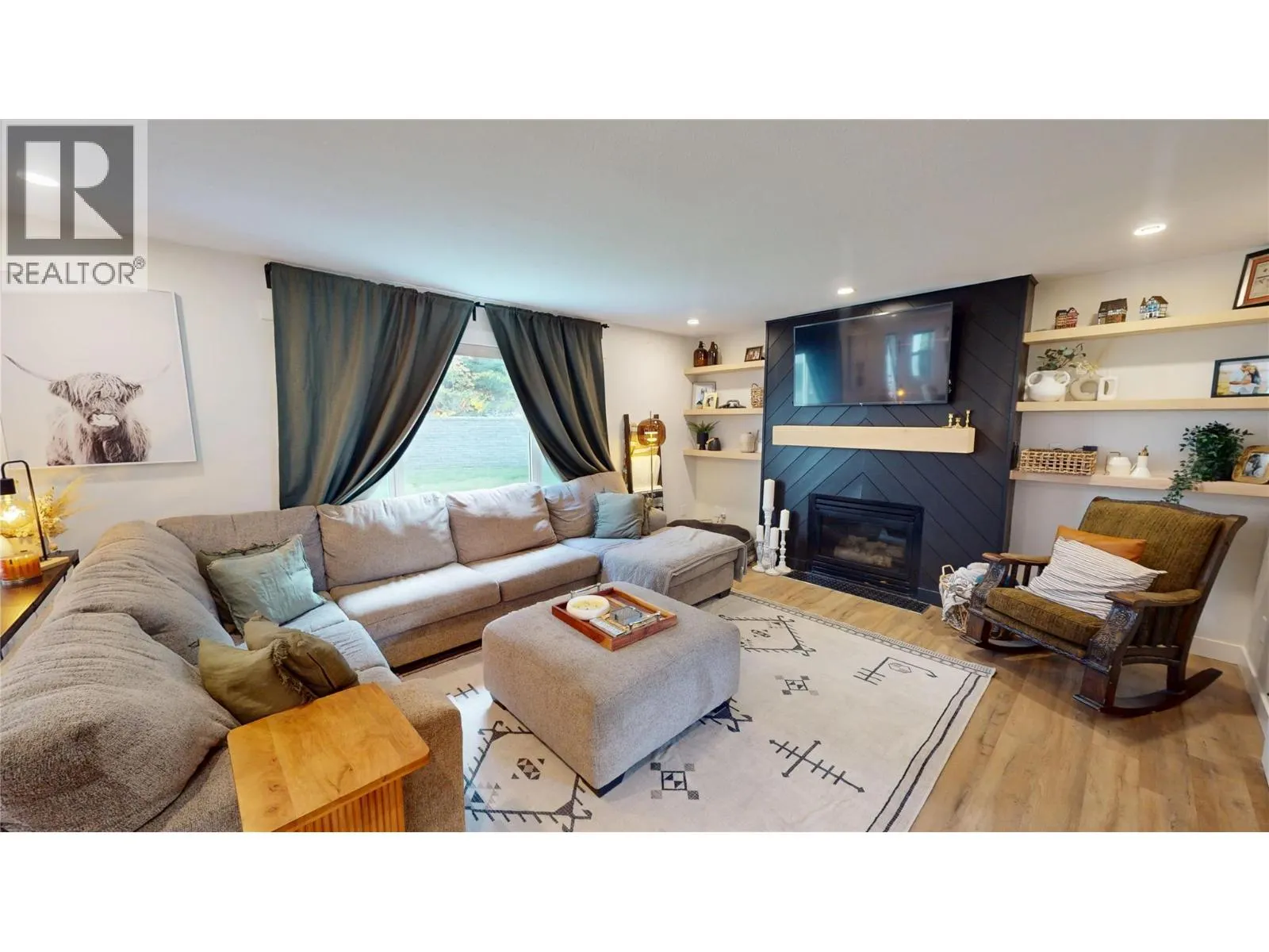 1646 MT PYRAMID Crescent