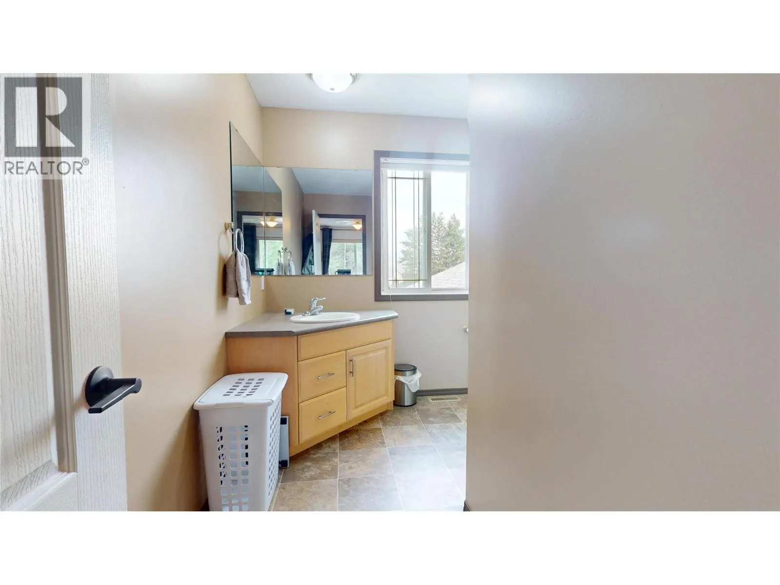 1646 MT PYRAMID Crescent