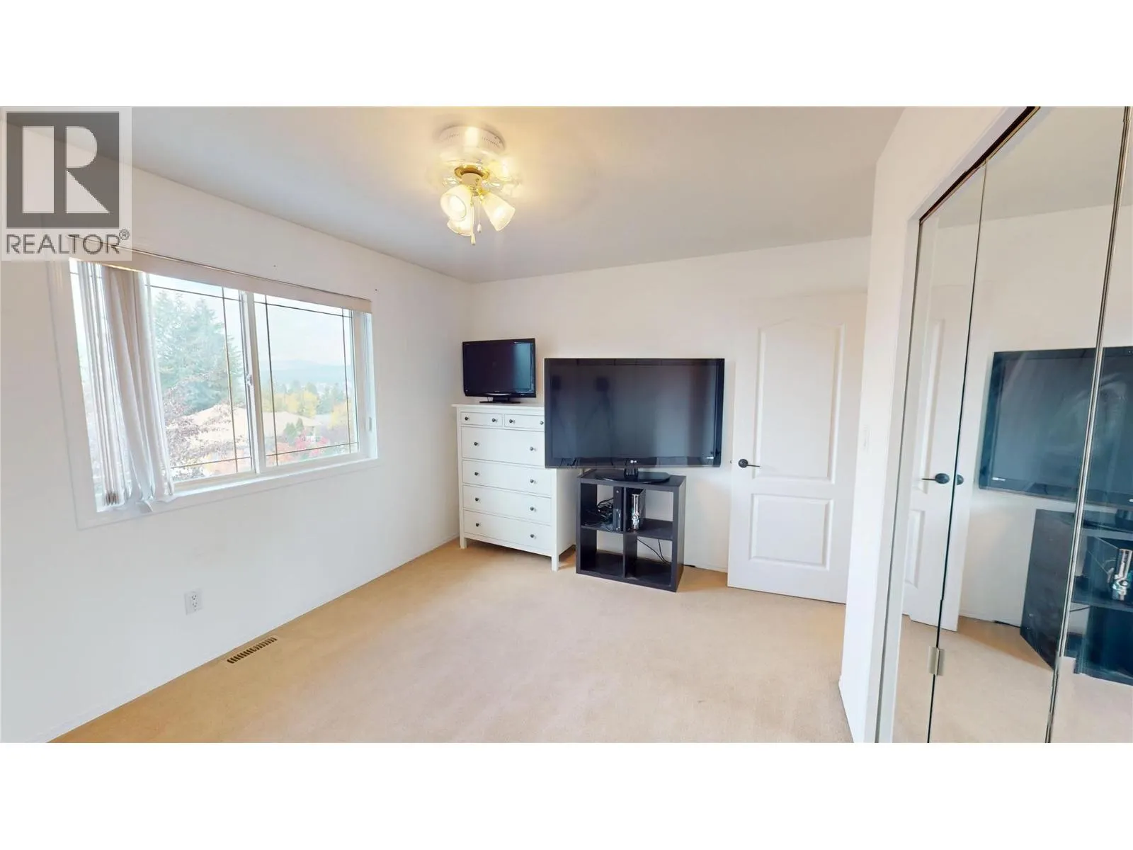 1646 MT PYRAMID Crescent