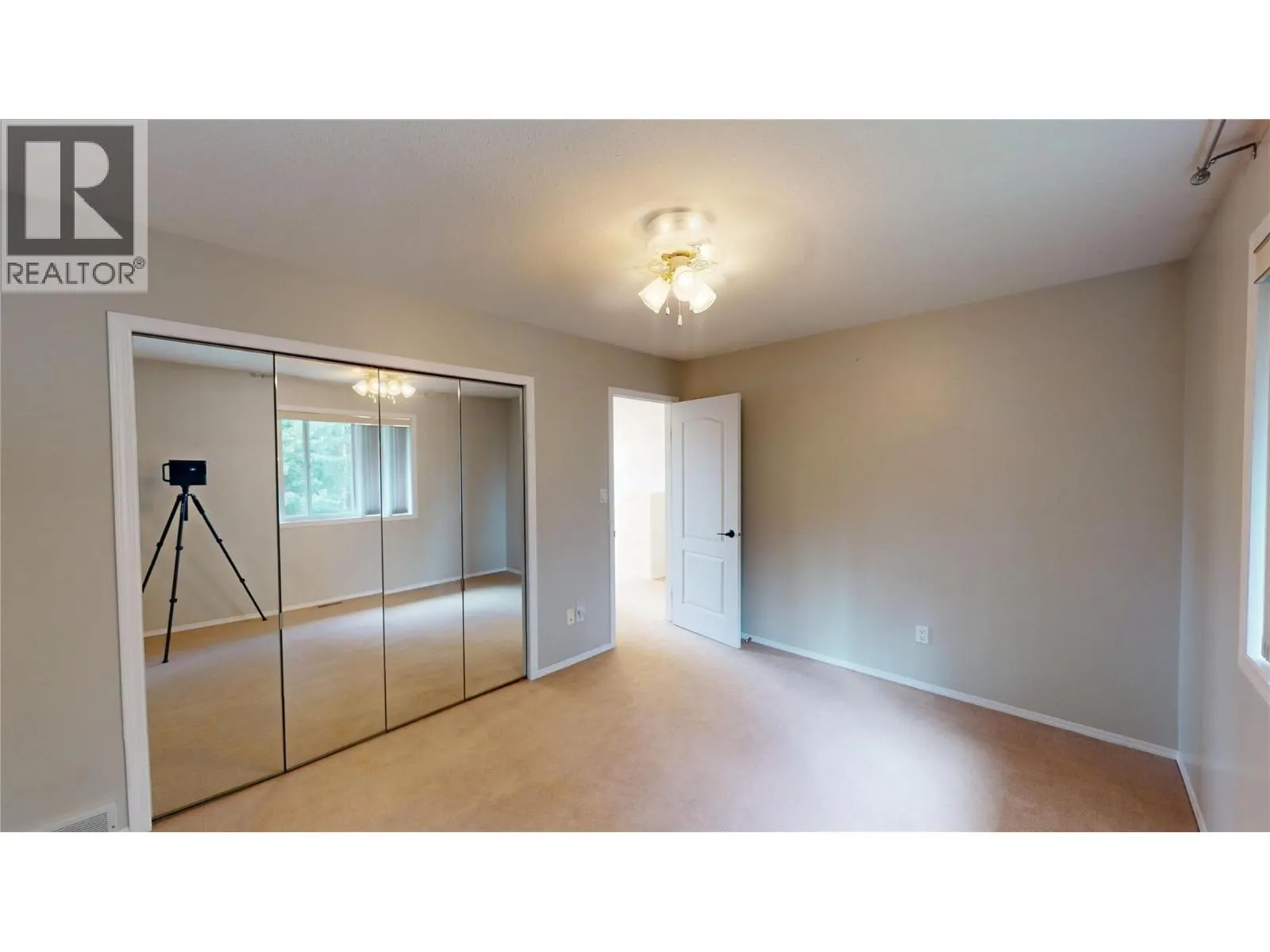 1646 MT PYRAMID Crescent