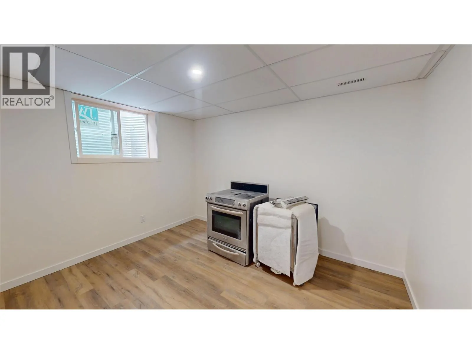 1646 MT PYRAMID Crescent