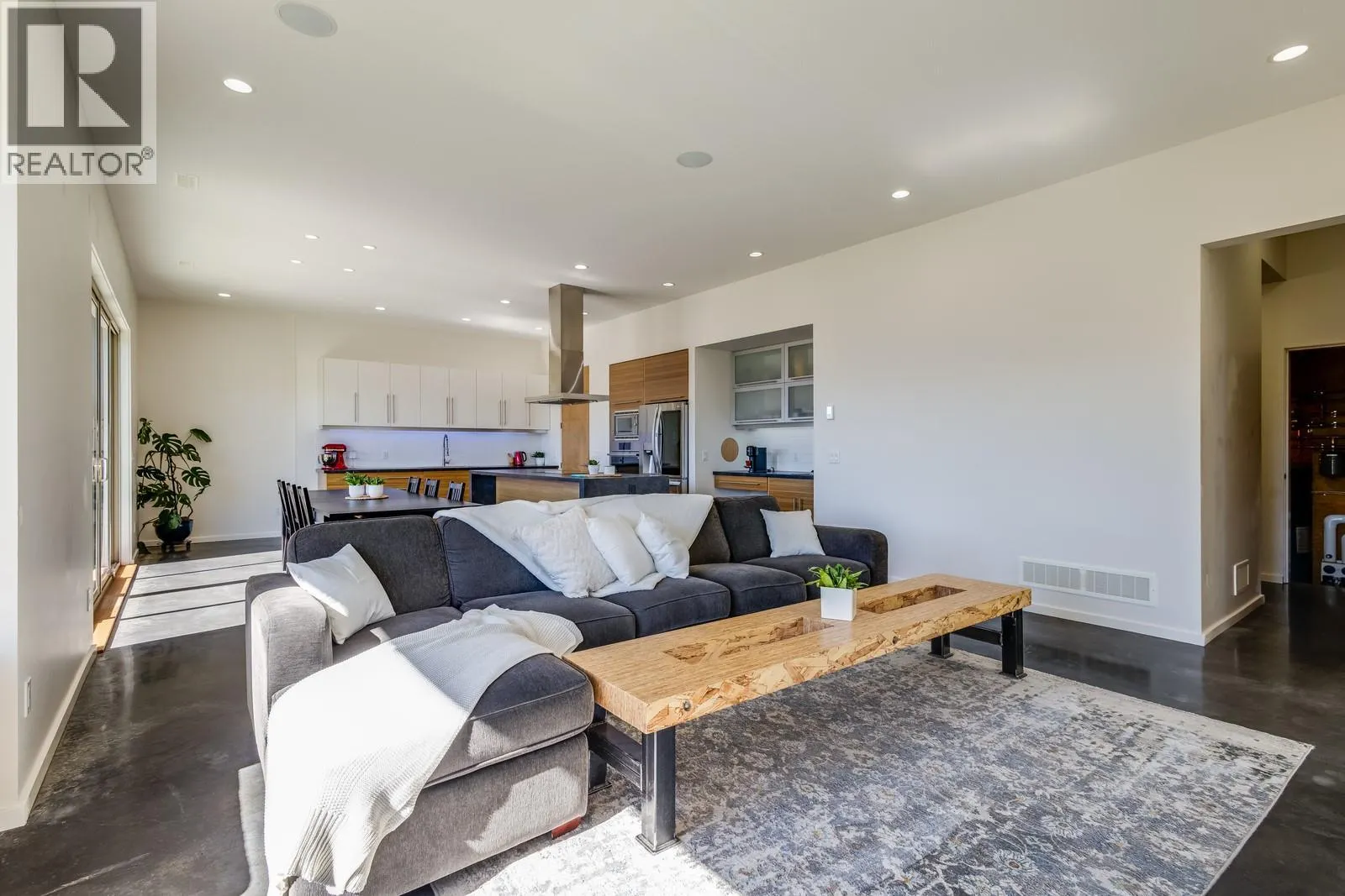 1040 Henderson Drive