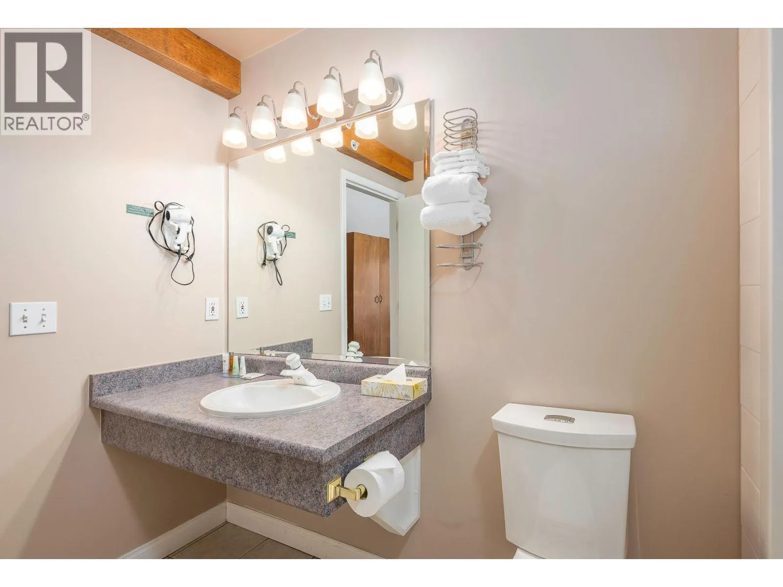 5275 Big White Road Unit# 212