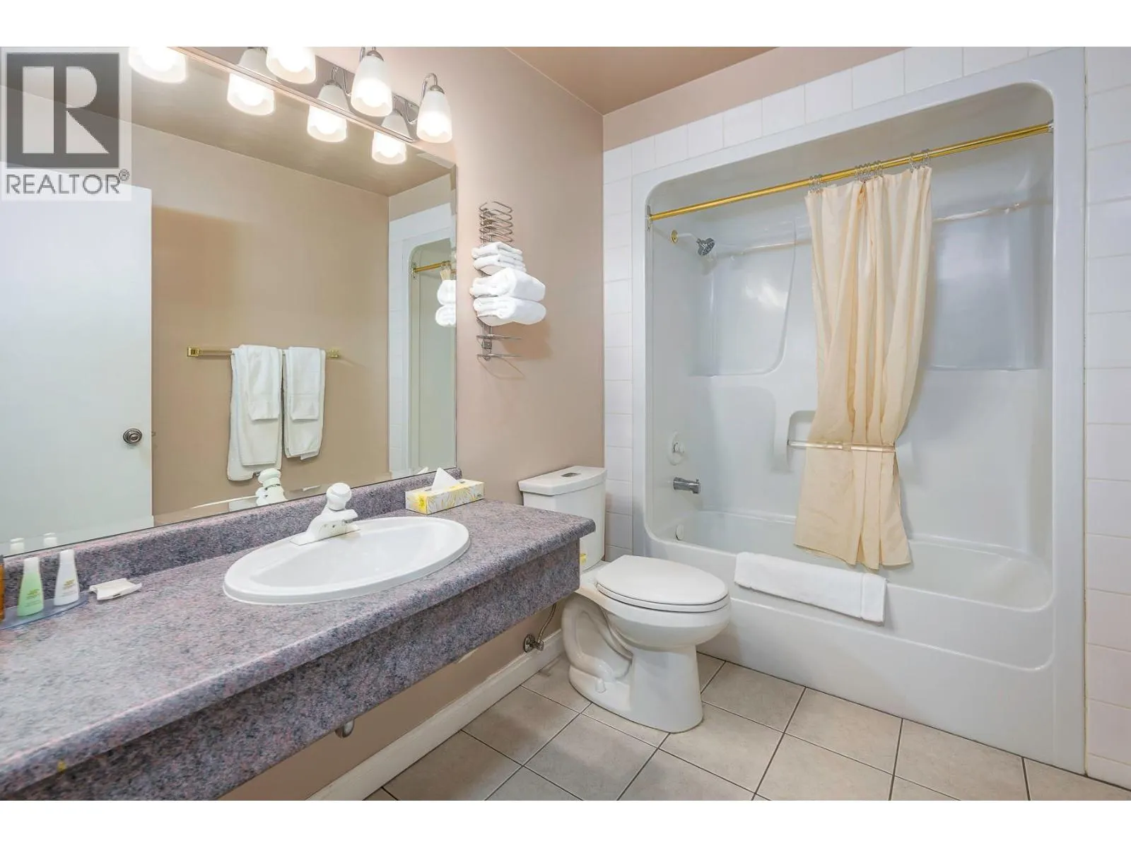 5275 Big White Road Unit# 212